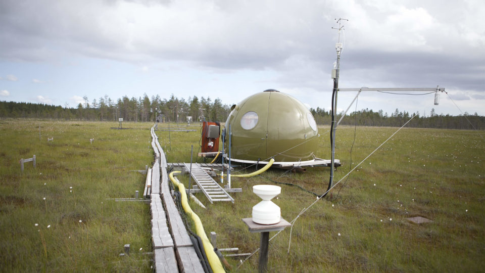 Mätinstrument för koldioxid- och metanflöden, temperatur samt luftströmningar på Degerö stormyr