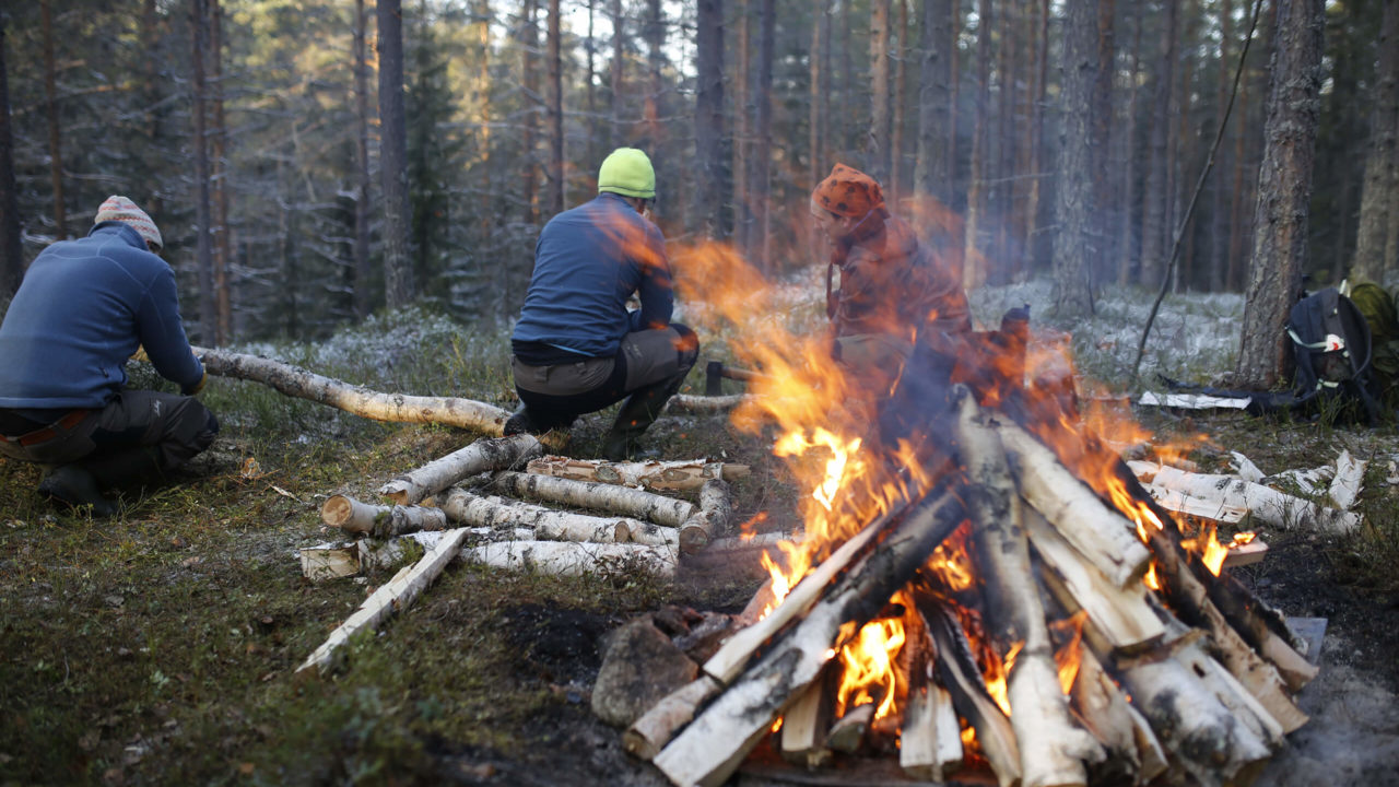 Pottaskebränning på en plåt för att samla upp så mycket aska som möjligt