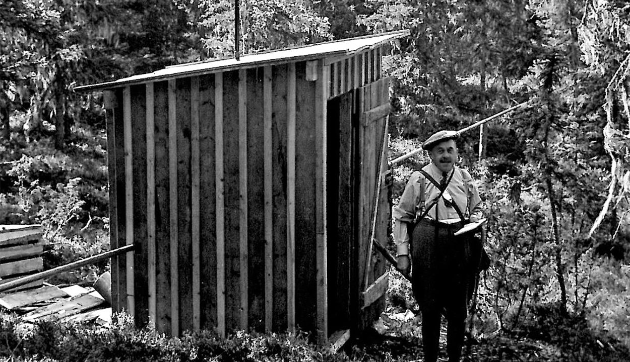 Henrik Hesselman bredvid pumphuset till bevattningsförsöket 1930-tal