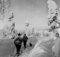 Timmerhuggare på väg ut till arbetet i februari 1948